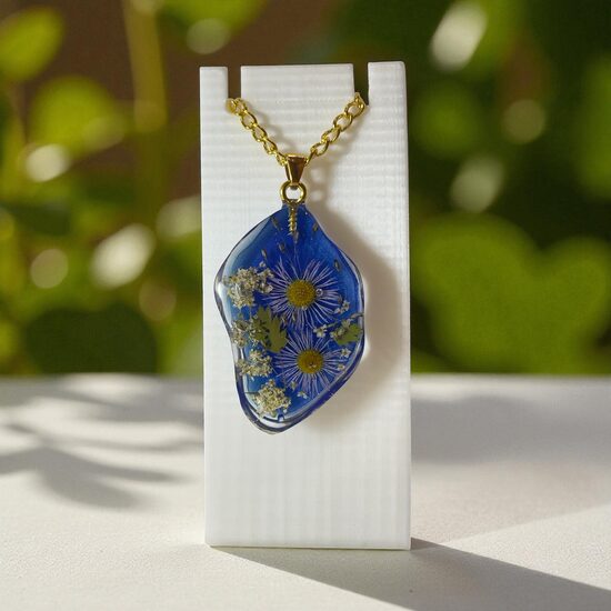 Zils kulons ar ziediem